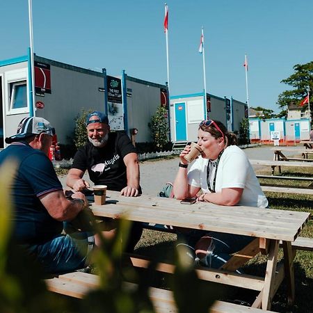 Iomtt Village At Isle Of Man Tt ดักลาส ภายนอก รูปภาพ