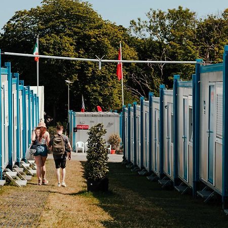 Iomtt Village At Isle Of Man Tt ดักลาส ภายนอก รูปภาพ