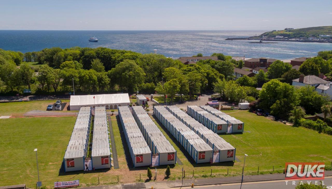 Iomtt Village At Isle Of Man Tt ดักลาส ภายนอก รูปภาพ