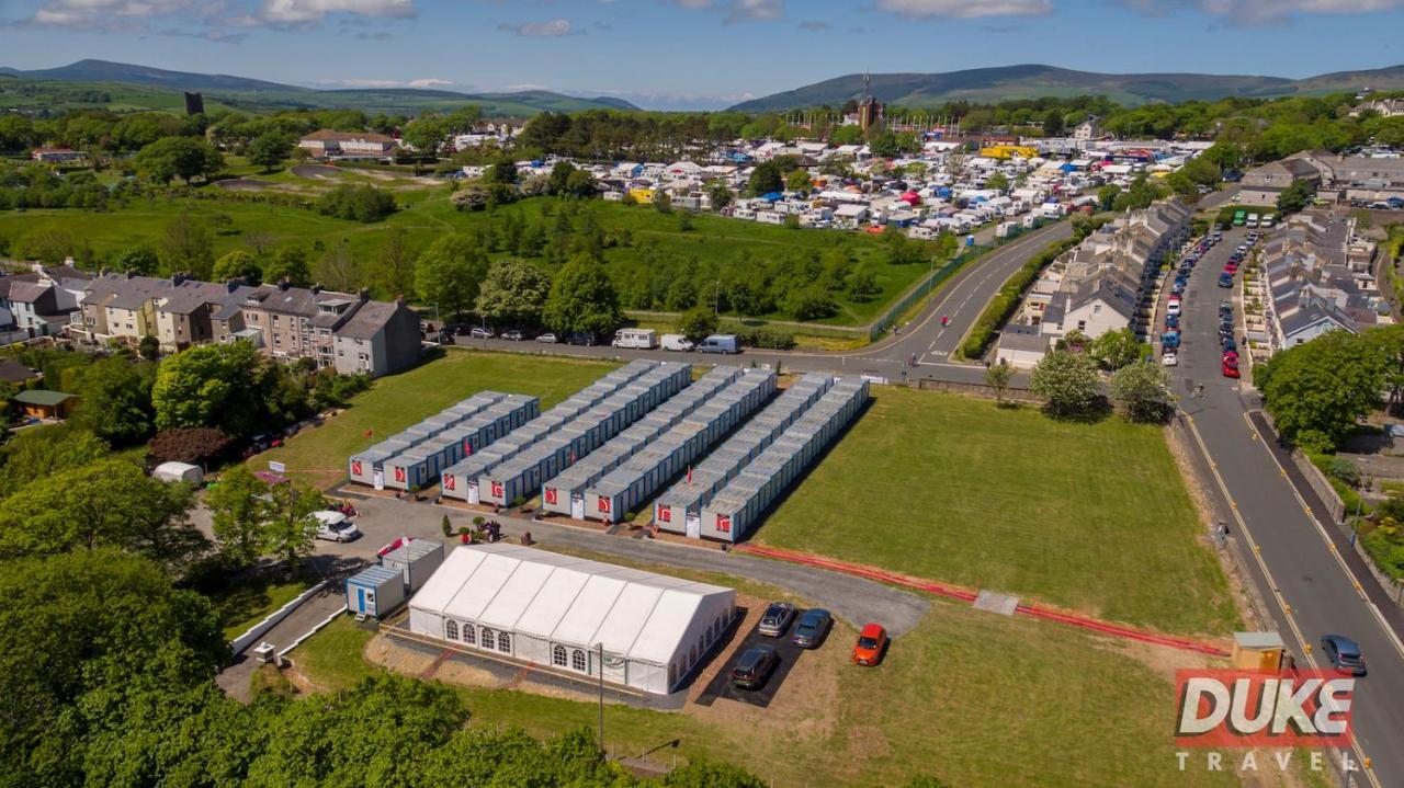 Iomtt Village At Isle Of Man Tt ดักลาส ภายนอก รูปภาพ