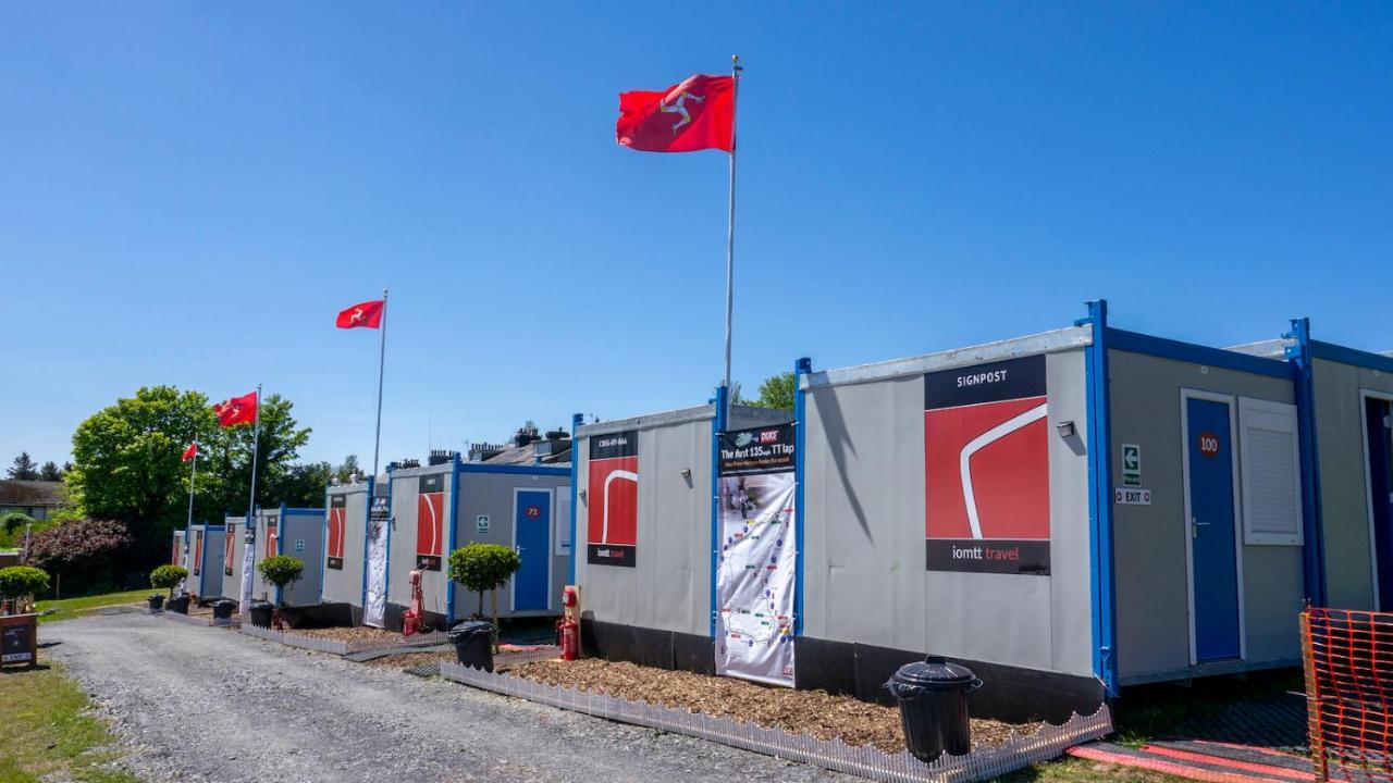 Iomtt Village At Isle Of Man Tt ดักลาส ภายนอก รูปภาพ