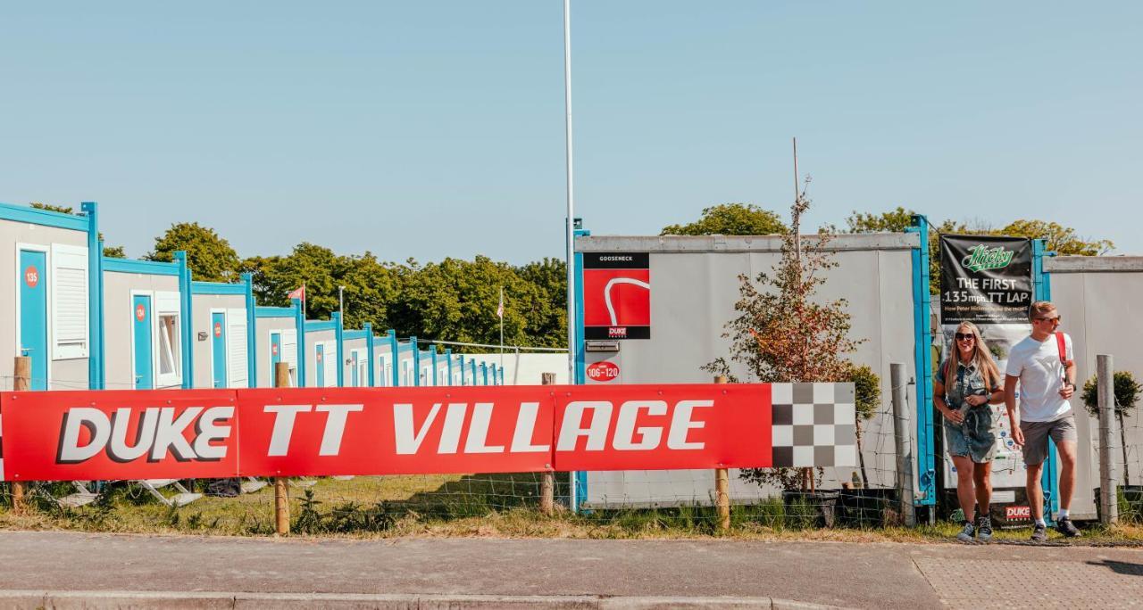 Iomtt Village At Isle Of Man Tt ดักลาส ภายนอก รูปภาพ
